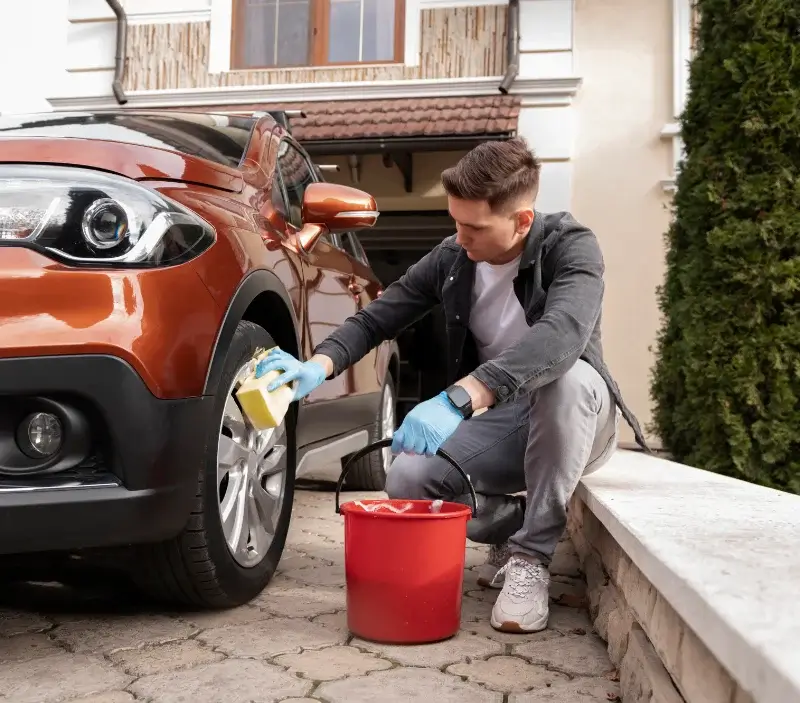 Lavage auto à domicile Saint-Julien-en-Born : professionnel intervenant sur un véhicule